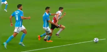 ¿Por qué cobraron penal para River si el jalón inició afuera del área? Esto dice el reglamento ¿Por qué cobraron penal para River si el jalón inició afuera del área? Esto dice el reglamento