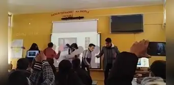 Estudiantes del ‘Grupo 5’ inician su exposición al ritmo de “La Culebrítica” y se hace viral: “Aprobados” Estudiantes del ‘Grupo 5’ inician su exposición al ritmo de “La Culebrítica” y se hace viral: “Aprobados”