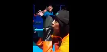 Pescadores dejan de lado sus labores para bailar al ritmo de Pandora: “El trompetista lo es todo” Pescadores dejan de lado sus labores para bailar al ritmo de Pandora: “El trompetista lo es todo”