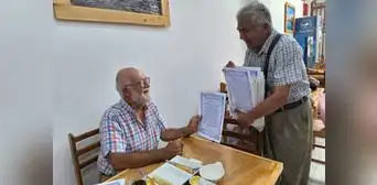 Escritor vende sus poemas en las calles para poder sobrevivir en Trujillo