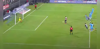 ¡A lo Messi y Suárez! Lavandeira y Barcos hicieron increíble jugada en un penal para el 6-1 de Alianza ¡A lo Messi y Suárez! Lavandeira y Barcos hicieron increíble jugada en un penal para el 6-1 de Alianza