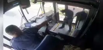 Conductor y pasajero desatan balacera en autobús en movimiento en EE. UU.