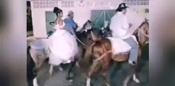 ¡Inolvidable! Celebra su quinceañero paseando en potro y sorprende a ciudadanos en Tumbes