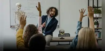 Reino Unido ofrece más de 12.000 dólares a estudiantes que quieran ser profesores de español