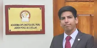 Estudió en San Marcos, postuló a la Academia Diplomática del Perú y alcanzó el primer lugar Estudió en San Marcos, postuló a la Academia Diplomática del Perú y alcanzó el primer lugar