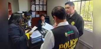 Arequipa: vecinos de Cerro Colorado acusan a procurador de pedir dinero para favorecerlos Arequipa: vecinos de Cerro Colorado acusan a procurador de pedir dinero para favorecerlos