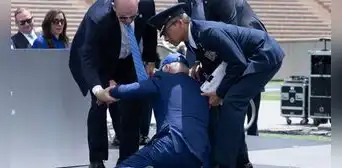 Joe Biden, presidente de Estados Unidos, se tropieza en ceremonia de la Fuerza Aérea Joe Biden, presidente de Estados Unidos, se tropieza en ceremonia de la Fuerza Aérea