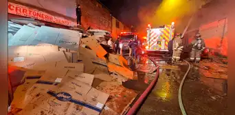 La Victoria: más de 10 unidades de bomberos intentan controlar incendio en almacén de cartones