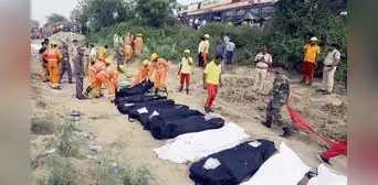 India llora por cientos de víctimas tras choque de trenes
