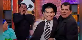 Carlos Álvarez debutó en "Jirón del humor" y revivió uno de sus populares personajes en el set Carlos Álvarez debutó en "Jirón del humor" y revivió uno de sus populares personajes en el set