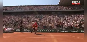 Varillas se ganó el respeto de Roland Garros: así aplaudieron a 'Juanpi' tras jugar ante Djokovic Varillas se ganó el respeto de Roland Garros: así aplaudieron a 'Juanpi' tras jugar ante Djokovic