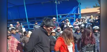 Vecinos capturan y golpean desnudos a delincuentes en Puno Vecinos capturan y golpean desnudos a delincuentes en Puno