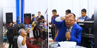 Pastor asombra a fieles al cantar alabanzas con huayno: "No sé si sacar la biblia o chelas" Pastor asombra a fieles al cantar alabanzas con huayno: "No sé si sacar la biblia o chelas"