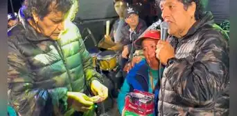 Toño Centella solidario: sube a vendedora ambulante al escenario y compra todos sus productos