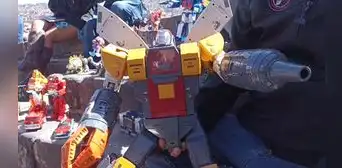Fiebre por "Transformers" en Cusco: exhiben autobots en miniatura valorizados en S/4.500