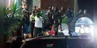 Vecinos intentan tomar comisaría tras la captura de un presunto delincuente en Arequipa Vecinos intentan tomar comisaría tras la captura de un presunto delincuente en Arequipa