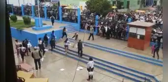 Callao: alumnos quedan atrapados en colegio debido a multitud generada por feria de trabajo para padres Callao: alumnos quedan atrapados en colegio debido a multitud generada por feria de trabajo para padres