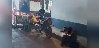 “Ejemplo a seguir”: niño conmueve al estudiar en la calle mientras su madre se gana la vida