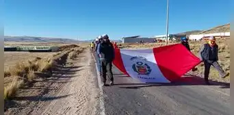 Obreros pausaron un momento el trabajo para marchar por el Día de la Bandera en Puno Obreros pausaron un momento el trabajo para marchar por el Día de la Bandera en Puno