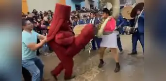 Hombre se disfraza de huaco erótico y pone a bailar a todos en fiesta patronal en La Libertad Hombre se disfraza de huaco erótico y pone a bailar a todos en fiesta patronal en La Libertad