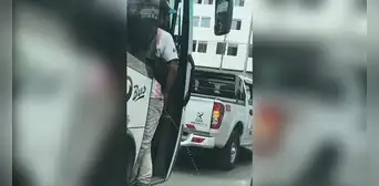 ¡No aguantó! Cobrador de bus con pasajeros es captado miccionando desde puerta de vehículo en Trujillo ¡No aguantó! Cobrador de bus con pasajeros es captado miccionando desde puerta de vehículo en Trujillo