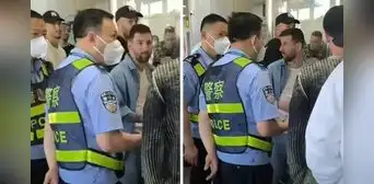 Lionel Messi vivió momentos de tensión al ser retenido por horas en Pekín por su pasaporte Lionel Messi vivió momentos de tensión al ser retenido por horas en Pekín por su pasaporte