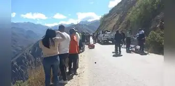 Al menos 5 músicos mueren en volcadura de combi a profundo abismo en Áncash