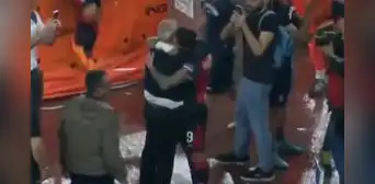 Como un padre a su hijo: el fraterno abrazo de Lapadula y Ranieri tras el ascenso a la Serie A