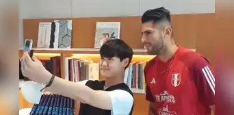 Carlos Zambrano es sorprendido por hinchas coreanos, quienes le piden autógrafos y fotos Carlos Zambrano es sorprendido por hinchas coreanos, quienes le piden autógrafos y fotos