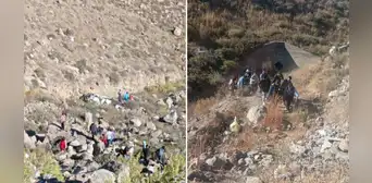 Minivan cayó a barranco en Arequipa tras impactar con un camión y deja 6 fallecidos Minivan cayó a barranco en Arequipa tras impactar con un camión y deja 6 fallecidos