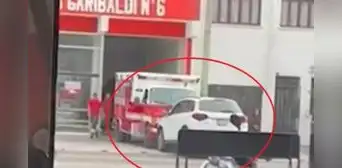 Chorrillos: camioneta se estaciona en compañía de bomberos y ellos la empujan para poder salir Chorrillos: camioneta se estaciona en compañía de bomberos y ellos la empujan para poder salir