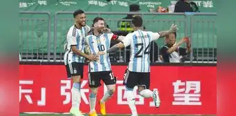 Argentina derrotó 2-0 a Australia con golazo de Lionel Messi y Germán Pezella Argentina derrotó 2-0 a Australia con golazo de Lionel Messi y Germán Pezella