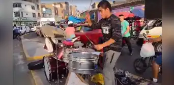 “Quiere una oportunidad”: joven sale a las calles a tocar batería para mantener a su niño “Quiere una oportunidad”: joven sale a las calles a tocar batería para mantener a su niño