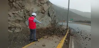 Pasamayito: caída de grandes rocas pone en peligro a transeúntes y vehículos, advierte Contraloría Pasamayito: caída de grandes rocas pone en peligro a transeúntes y vehículos, advierte Contraloría