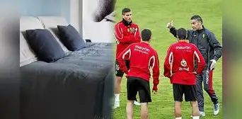 ¿De dónde proviene la frase "hacer la camita" que usan los hinchas en el mundo del fútbol?