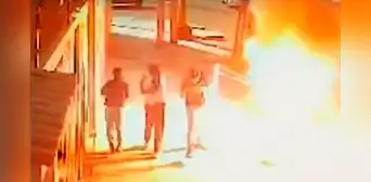 ¡Se salvaron de milagro! Poste explotó por corto circuito y casi mata a transeúntes en SJ