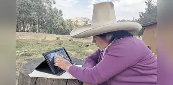 Mujeres que no saben leer ni escribir aprenden a través de Tablet en Cusco