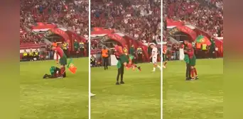 Hincha de Cristiano Ronaldo entró a la cancha, lo cargó y fue ovacionado por el estadio: "Siuuu" Hincha de Cristiano Ronaldo entró a la cancha, lo cargó y fue ovacionado por el estadio: "Siuuu"