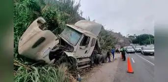 Chorrillos: chofer de camión de carga perdió el control y chocó en la Costa Verde Chorrillos: chofer de camión de carga perdió el control y chocó en la Costa Verde