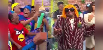 Carlos Álvarez se presentó en “Jirón del humor” y alborotó el set de televisión Carlos Álvarez se presentó en “Jirón del humor” y alborotó el set de televisión