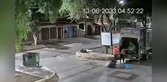 Graban a obreros destruyendo un contenedor municipal en Chiclayo