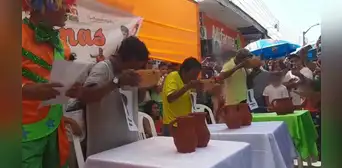 Ciudadanos concursan por ser el bebedor más veloz de chicha de jora en Piura Ciudadanos concursan por ser el bebedor más veloz de chicha de jora en Piura