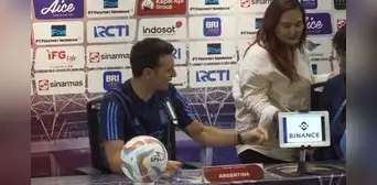 DT de Argentina cambió a traductora en plena conferencia: "Que venga él que habla más claro" DT de Argentina cambió a traductora en plena conferencia: "Que venga él que habla más claro"