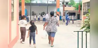 Escolares de Piura vuelven a aulas pese a alerta de dengue Escolares de Piura vuelven a aulas pese a alerta de dengue