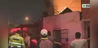 Barrios Altos: 8 familias se vieron perjudicadas tras incendio en una casa de madera Barrios Altos: 8 familias se vieron perjudicadas tras incendio en una casa de madera