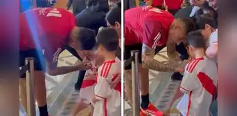 El tierno gesto de Paolo Guerrero con pequeños hinchas peruanos previo al Perú vs. Japón El tierno gesto de Paolo Guerrero con pequeños hinchas peruanos previo al Perú vs. Japón