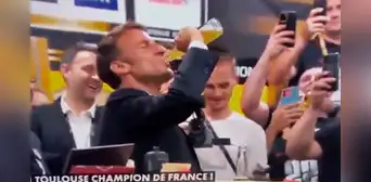 Presidente de Francia sorprende al beber una botella de cerveza en segundos en evento público