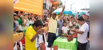 ¡Impresionante récord! Piurano ganó concurso al beber 2 litros de chicha de jora en 13 segundos ¡Impresionante récord! Piurano ganó concurso al beber 2 litros de chicha de jora en 13 segundos