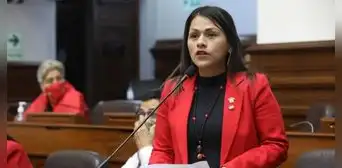 Silvana Robles presenta su renuncia irrevocable a la bancada de Perú Libre Silvana Robles presenta su renuncia irrevocable a la bancada de Perú Libre