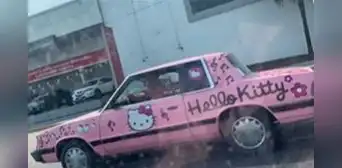Joven mexicano maneja auto con diseño de Hello Kitty y redes estallan: "Fino"
